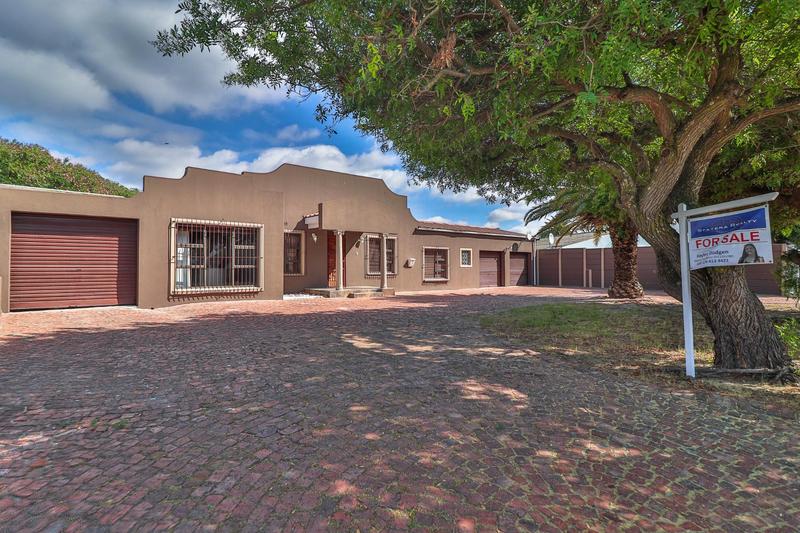 3 Bedroom Property for Sale in Oakglen Western Cape